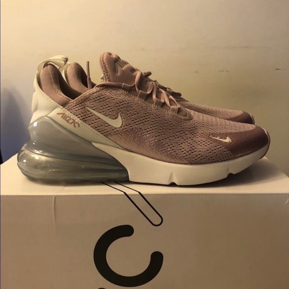 Brand New Women’s Air Max 270 Sz 9.5 . DeadStock
